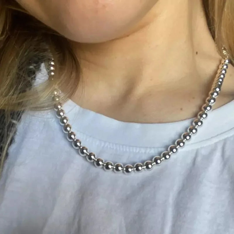Elegante Collar de Mujer con Perlas Plateadas