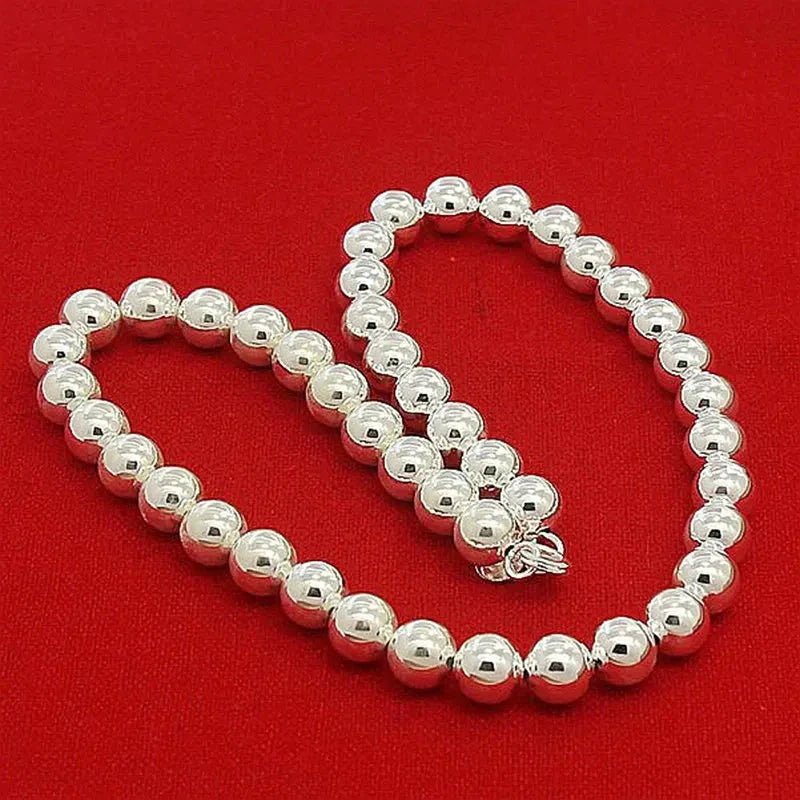 Elegante Collar de Mujer con Perlas Plateadas