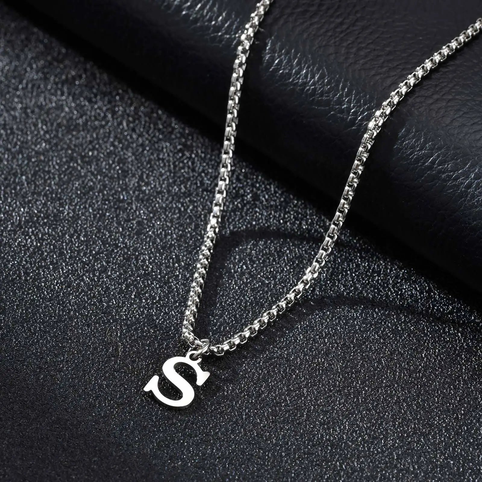 Collier homme avec pendentif initiale - lettre