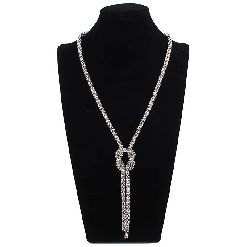Collier long avec pendentif noeud
