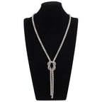 Collier long avec pendentif noeud