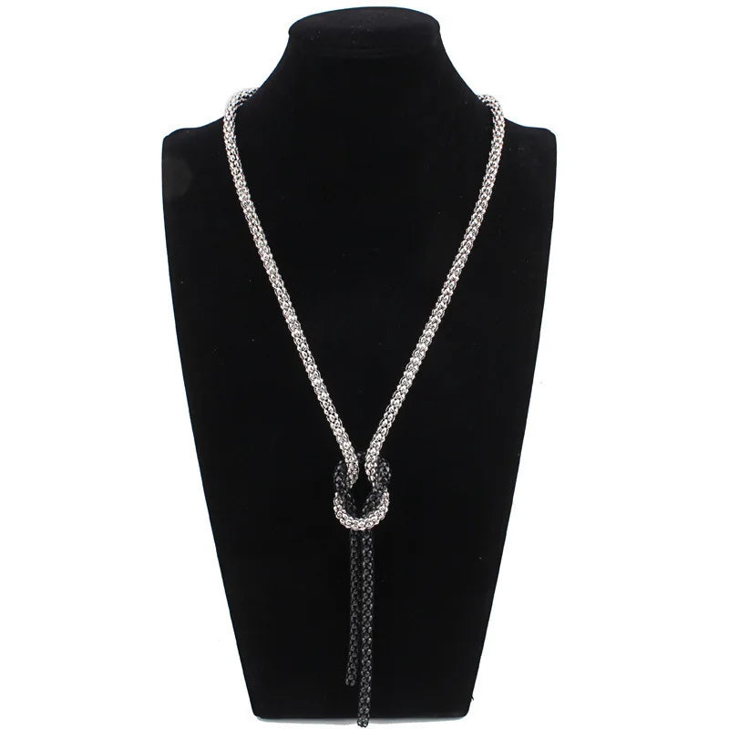 Collier long avec pendentif noeud