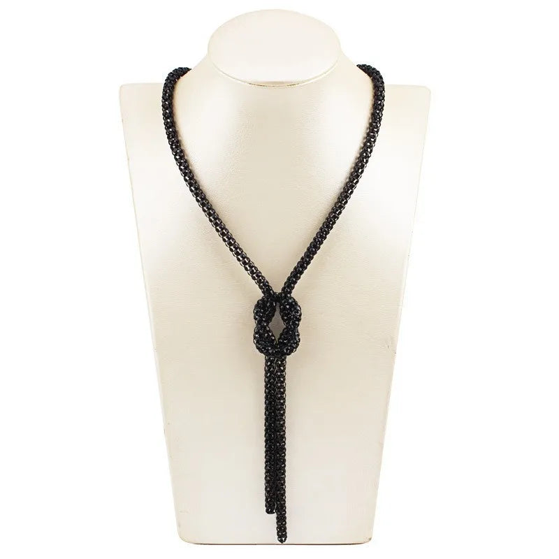 Collier long avec pendentif noeud