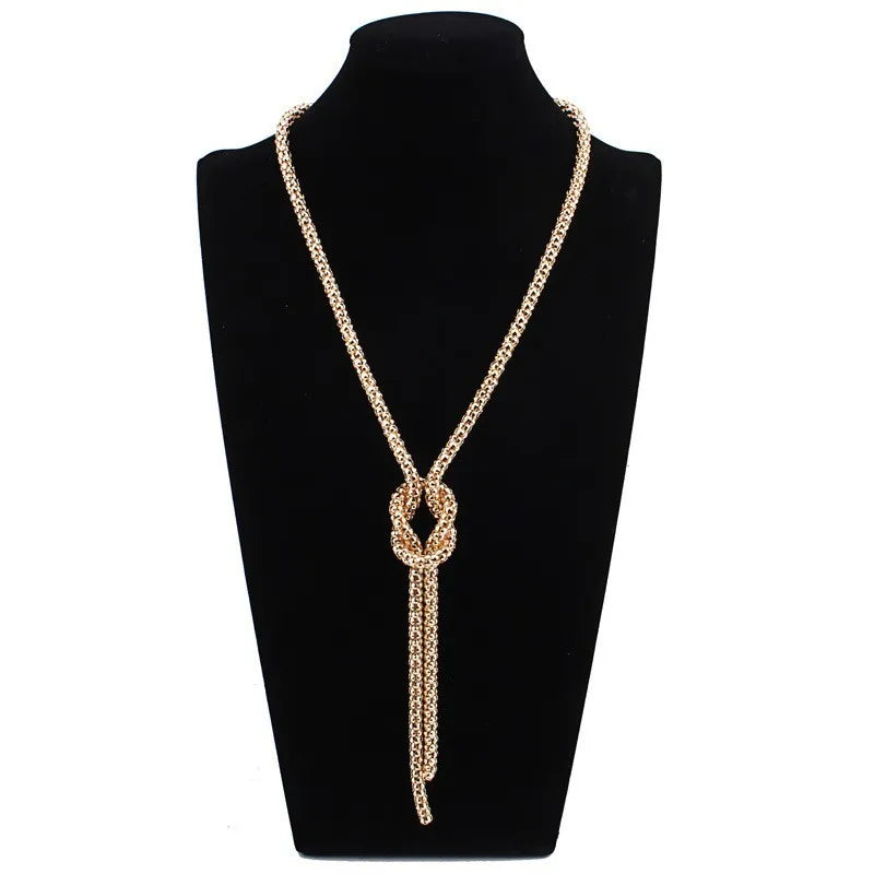 Collier long avec pendentif noeud