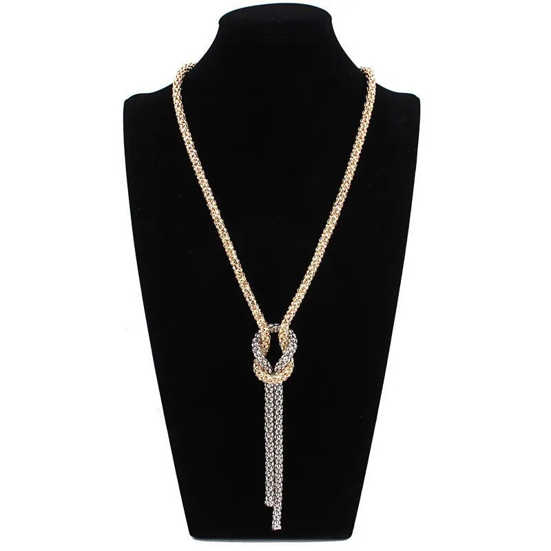 Collier long avec pendentif noeud