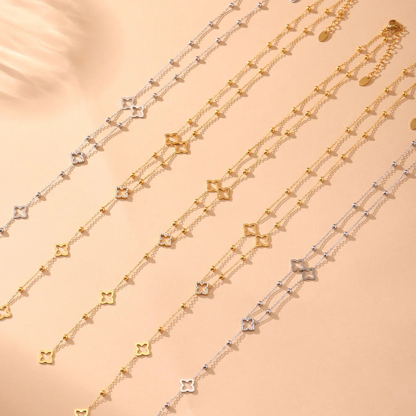 Collar Largo con Colgantes de Trébol de 4 Hojas y Circonio dorado