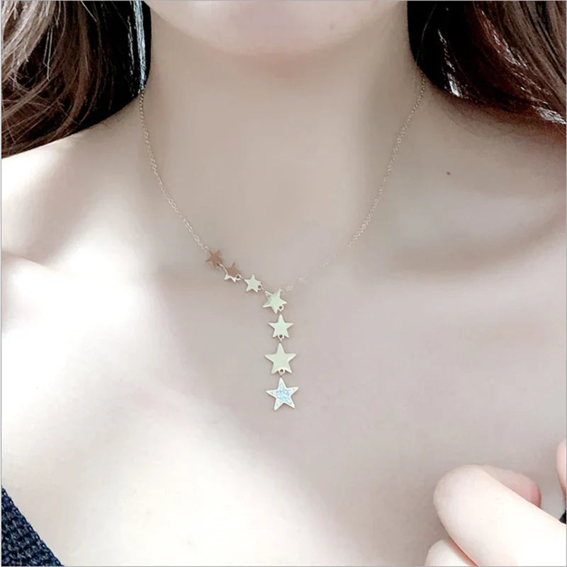 Collar con Colgante de Estrellas Múltiples