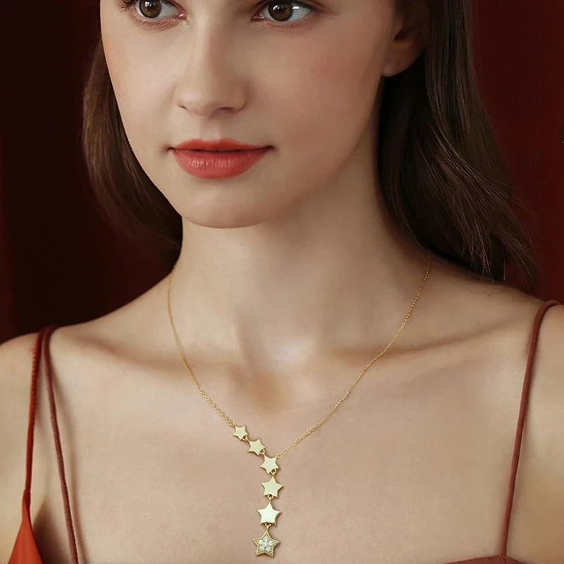 Collar con Colgante de Estrellas Múltiples