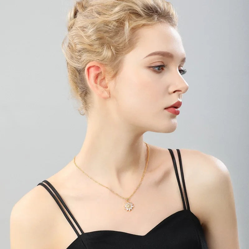 Collar con colgante de flor en circonio a