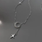 Collar con colgante de luna en circonita y estrellas