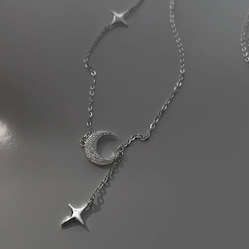 Collar con colgante de luna en circonita y estrellas