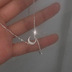 Collar con colgante de luna en circonita y estrellas