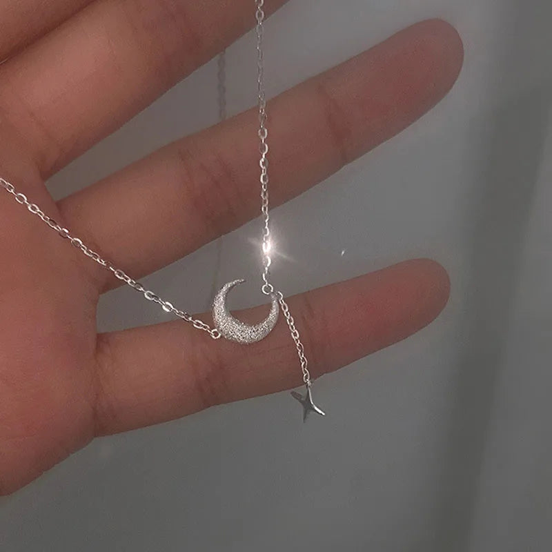 Collar con colgante de luna en circonita y estrellas