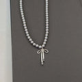 Collar con Colgante de Perlas Grises y Lazo