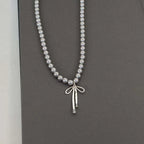 Collar con Colgante de Perlas Grises y Lazo