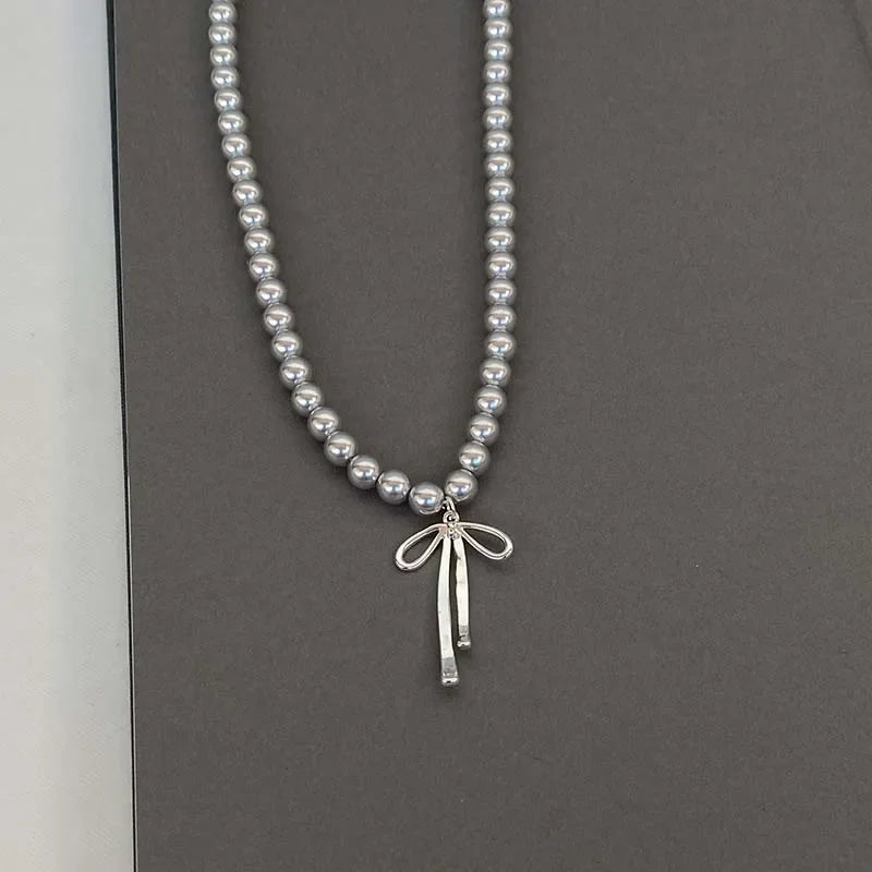 Collar con Colgante de Perlas Grises y Lazo