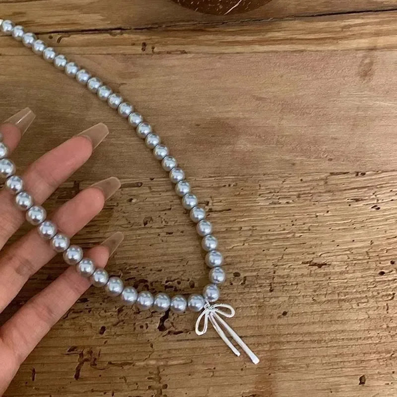 Collar con Colgante de Perlas Grises y Lazo
