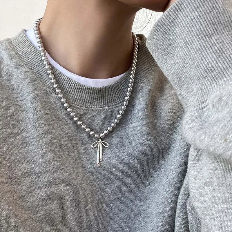 Collar con Colgante de Perlas Grises y Lazo