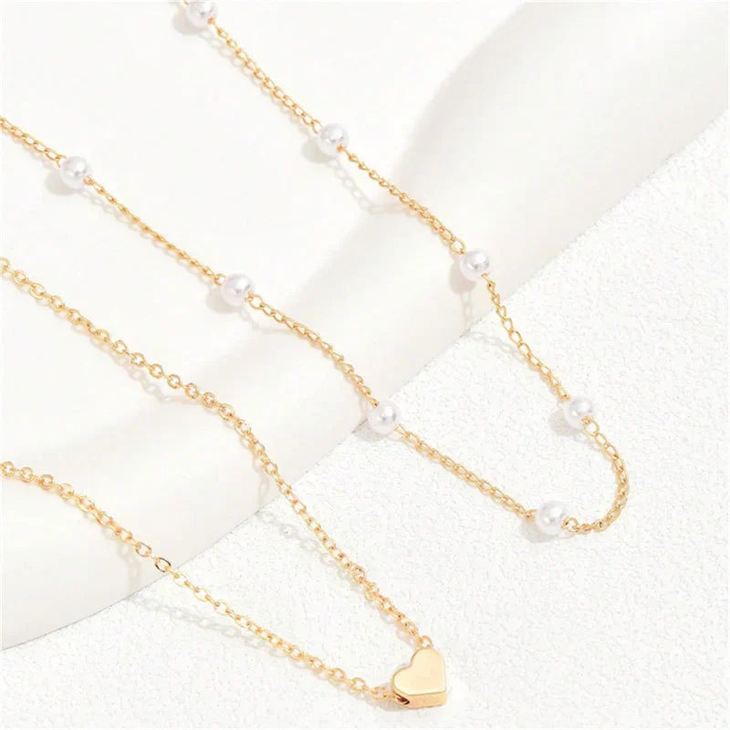 Collar con colgante de corazón y perlas