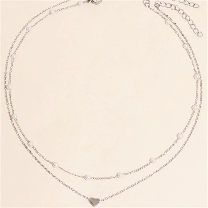 Collar con colgante de corazón y perlas