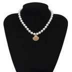 Collar Colgante Concha Vieira con Perlas Blancas