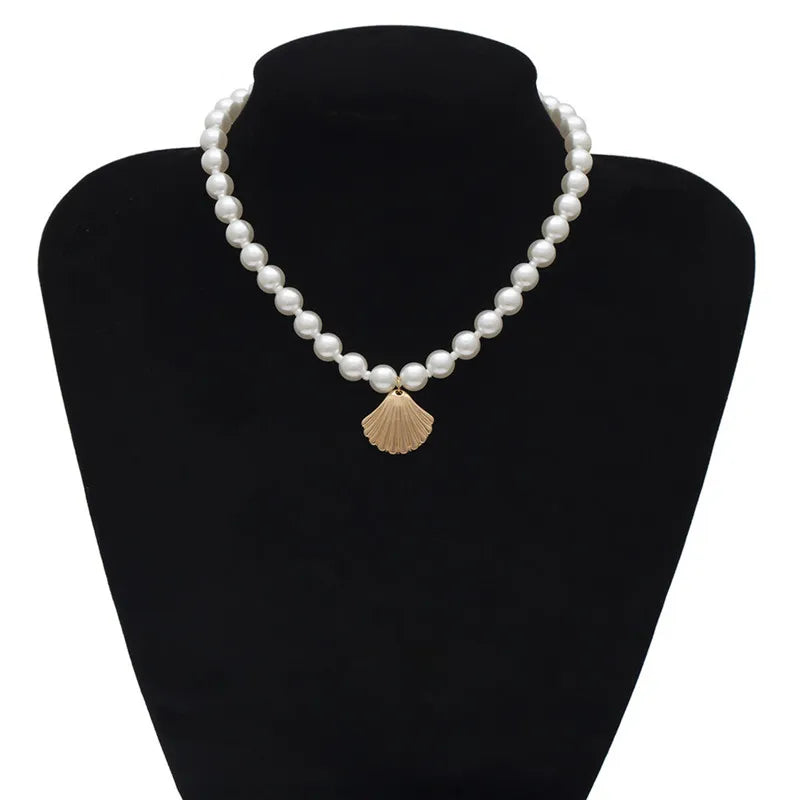 Collar Colgante Concha Vieira con Perlas Blancas