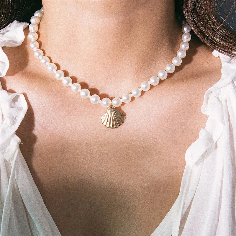 Collar Colgante Concha Vieira con Perlas Blancas