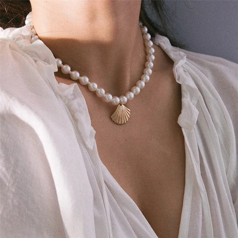 Collar Colgante Concha Vieira con Perlas Blancas