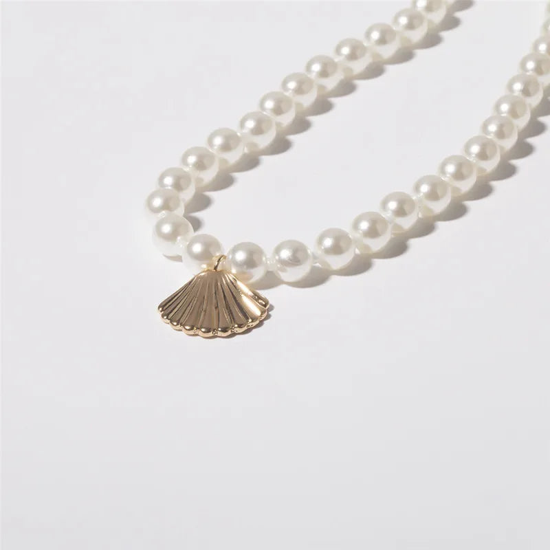 Collar Colgante Concha Vieira con Perlas Blancas