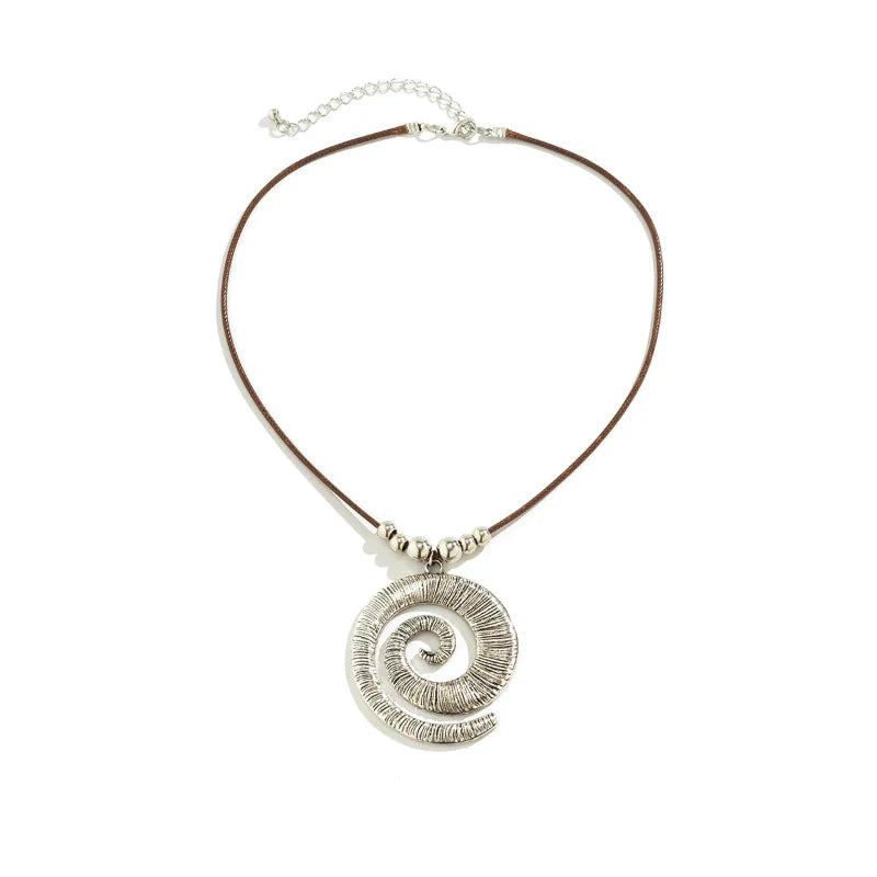 Collar con colgante de concha en espiral
