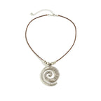 Collar con colgante de concha en espiral