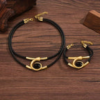 Collar con colgante y pulsera geométricos de oro