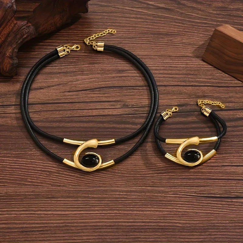 Collar con colgante y pulsera geométricos de oro