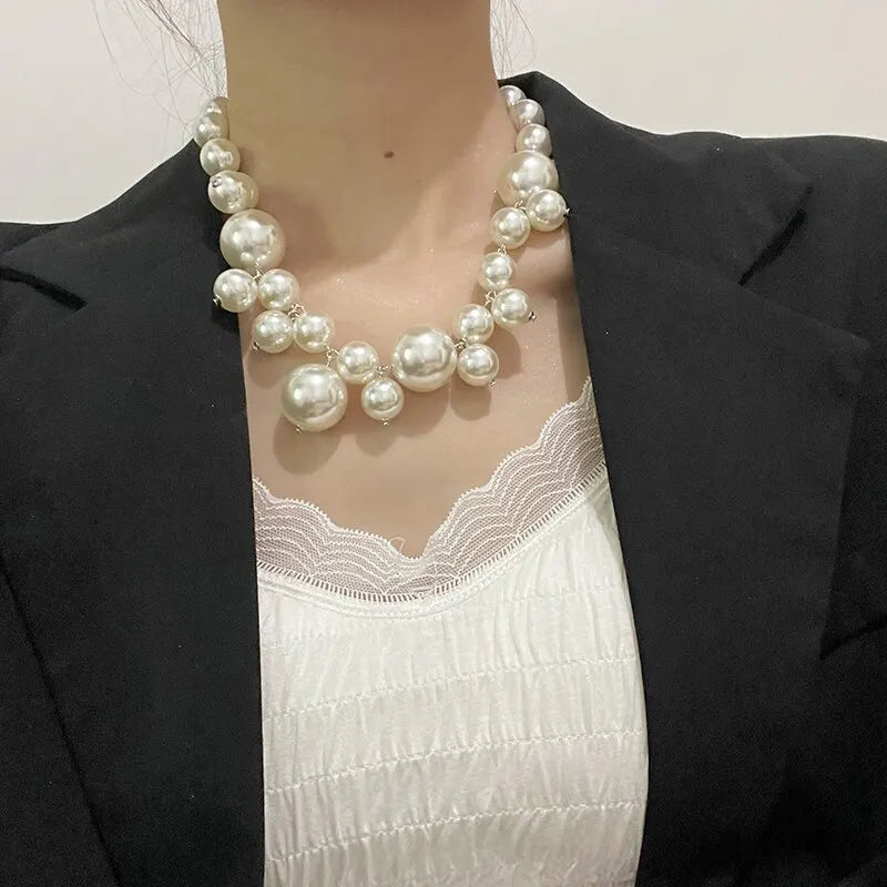 Imponente Collar Colgante con Grandes Perlas