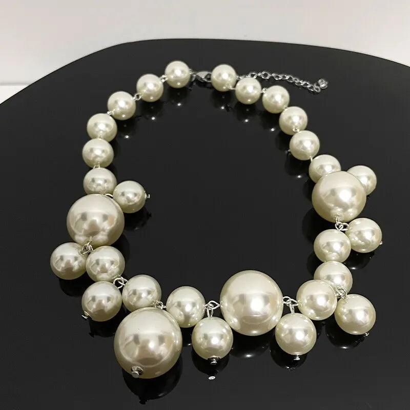 Imponente Collar Colgante con Grandes Perlas