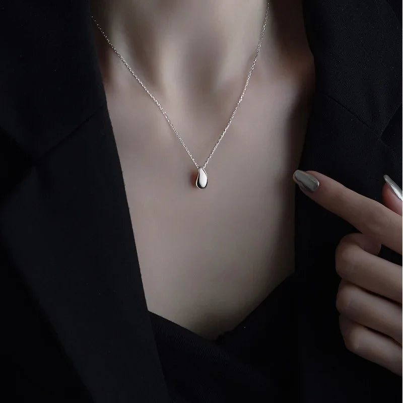 Collar fino con colgante de gota de agua en plata