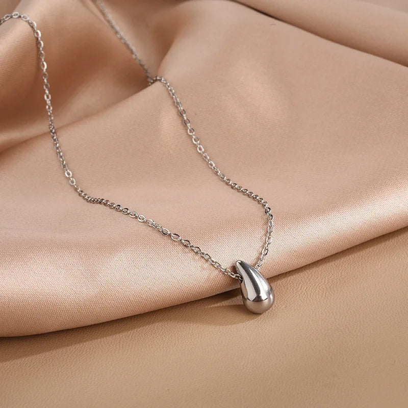 Collar fino con colgante de gota de agua en plata
