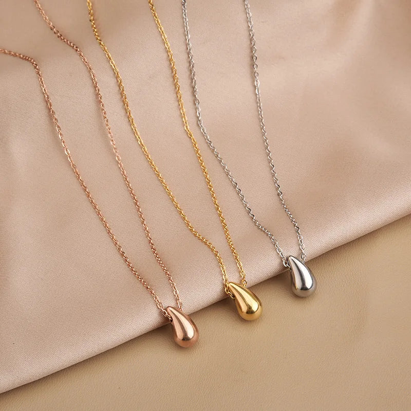 Collar fino con colgante de gota de agua en oro