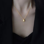 Collar fino con colgante de gota de agua en oro