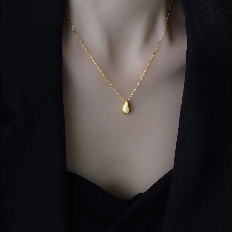 Collar fino con colgante de gota de agua en oro
