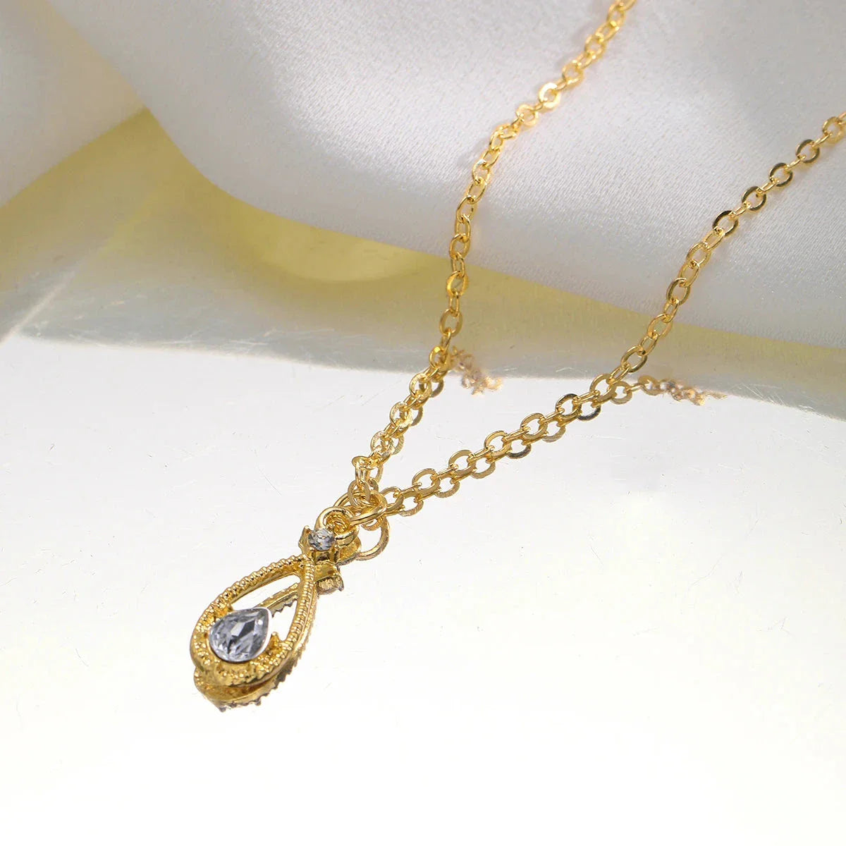 Collar Colgante Gota de Agua Fina y Perla oro