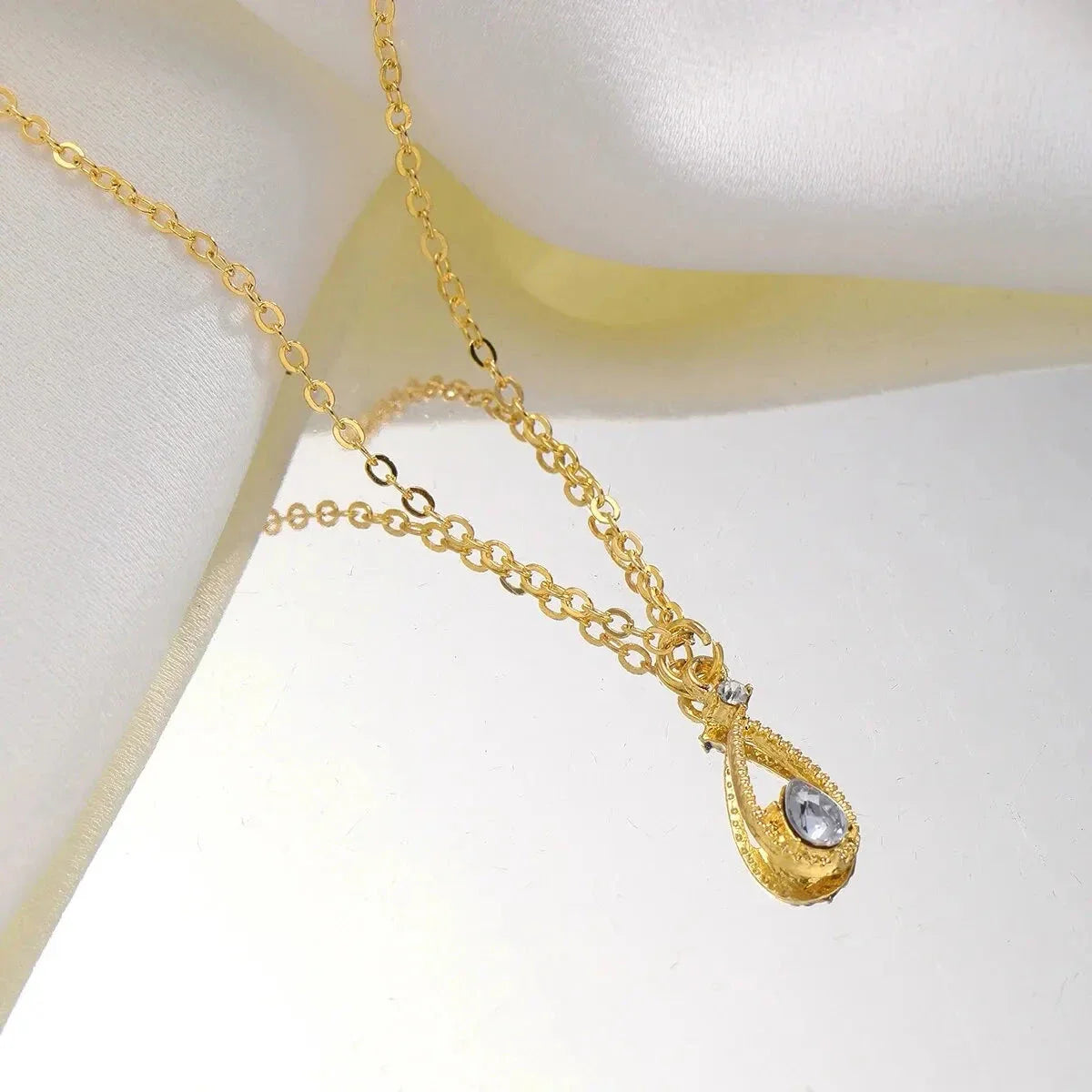 Collar Colgante Gota de Agua Fina y Perla oro