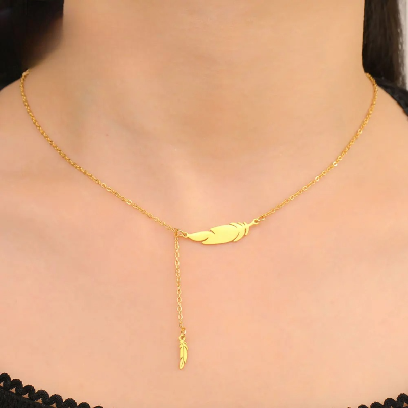 Collar Colgante Pluma Fina estilo a oro