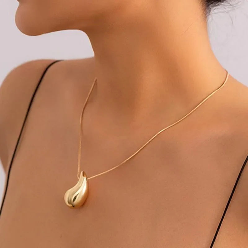 Collar Colgante Gota de Agua Asimétrica oro