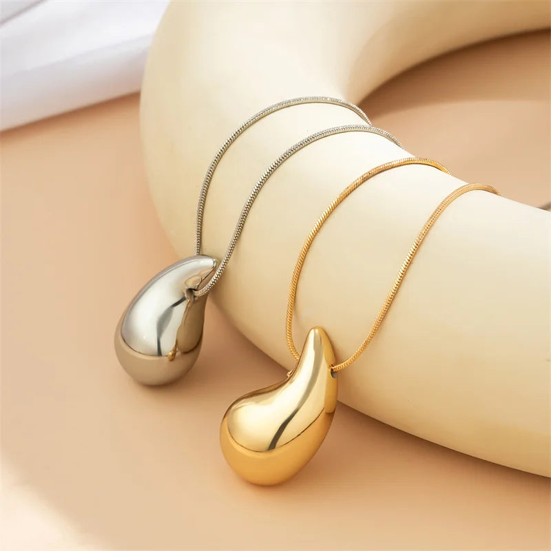 Collar Colgante Gota de Agua Asimétrica oro