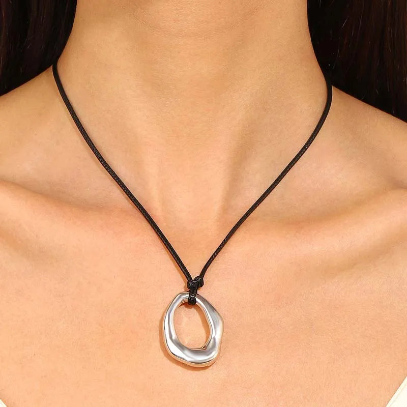 Collar Colgante Gota de Agua Hueca cordón negro y plata