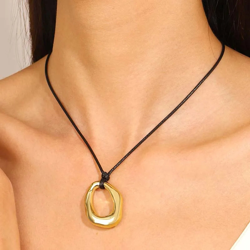 Collar Colgante Gota de Agua Hueca cordón negro y oro