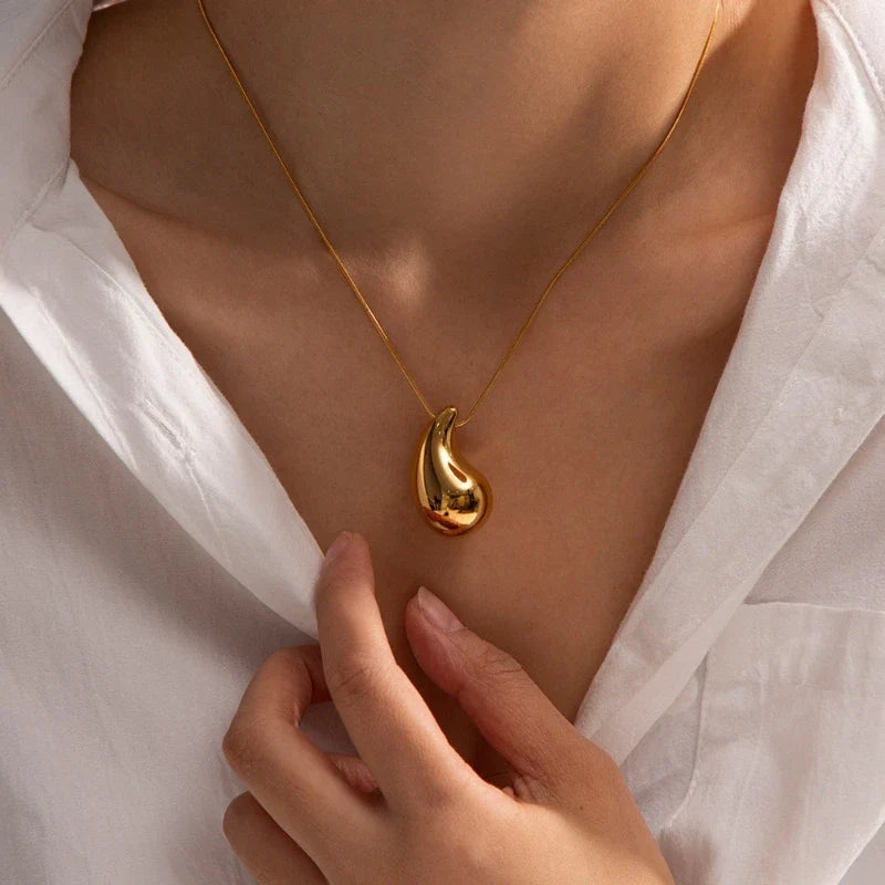 Collar con Colgante de Gran Gota de Agua en oro