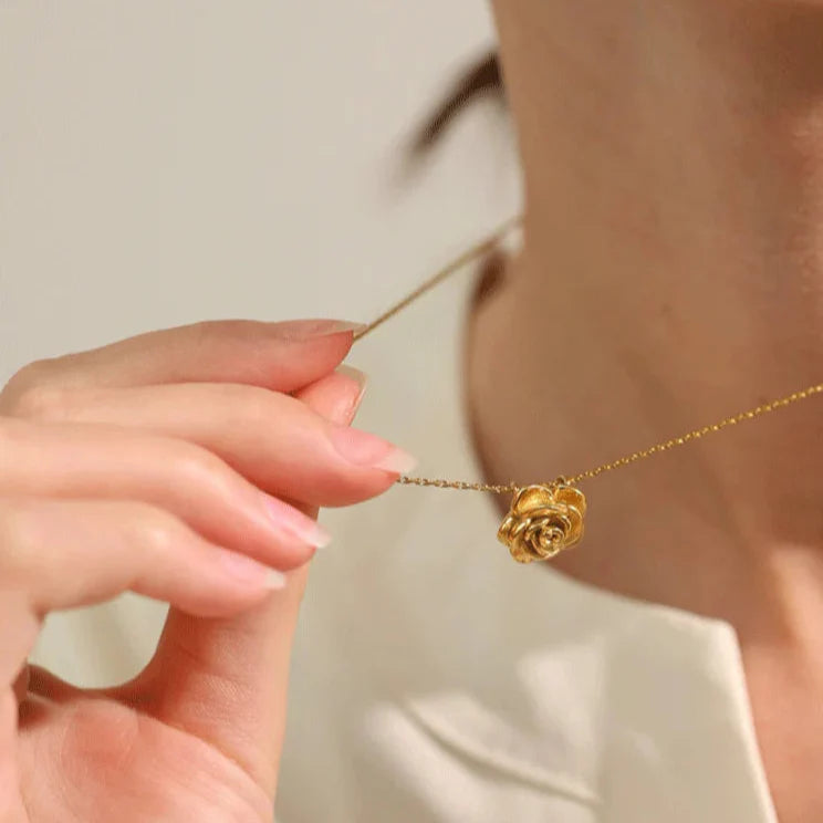 Collar Colgante Gran Flor de Rosa oro