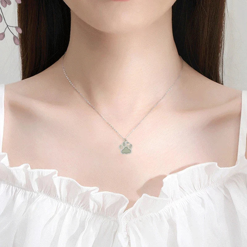 Collar con colgante de pata de perro